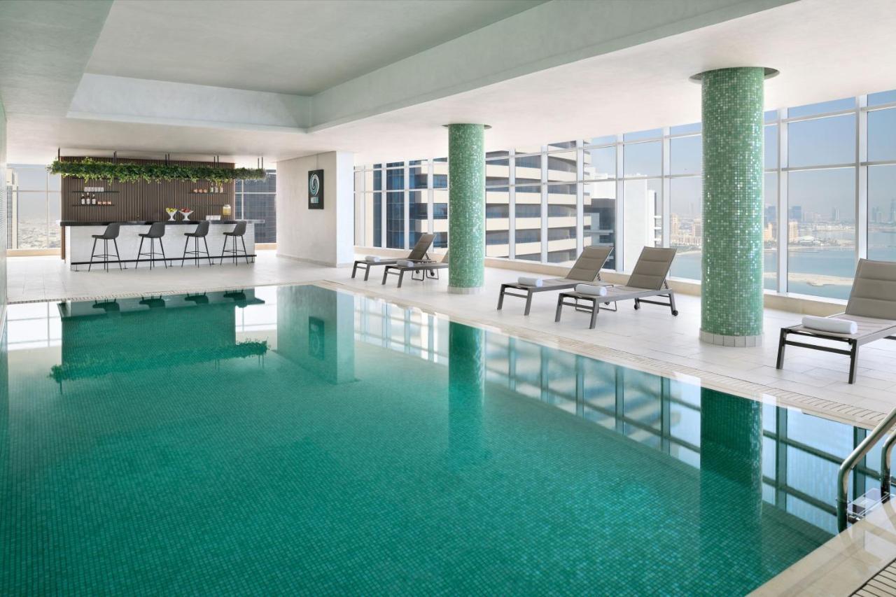 Element By Westin West Bay Doha Hotel Bagian luar foto The swimming pool at the hotel
