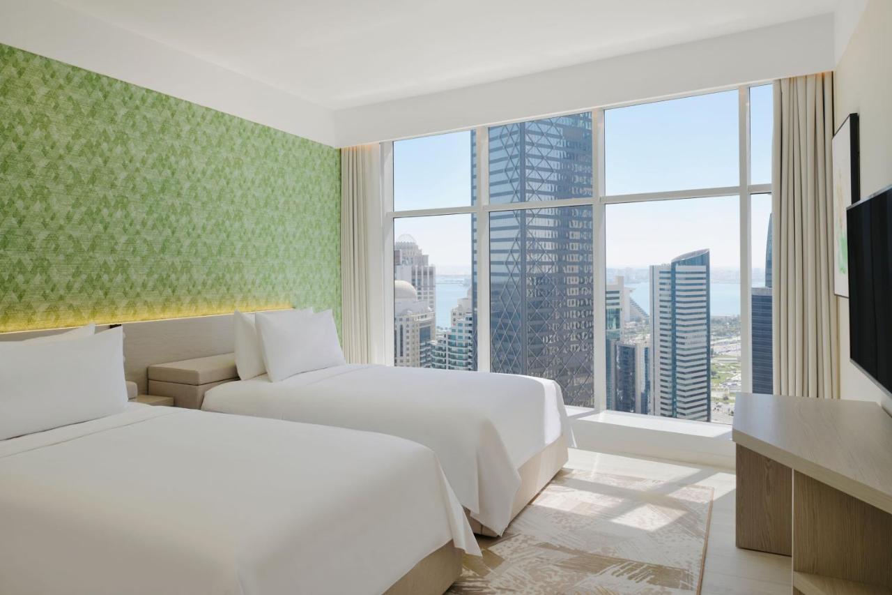 Element By Westin West Bay Doha Hotel Bagian luar foto A guest room at the hotel