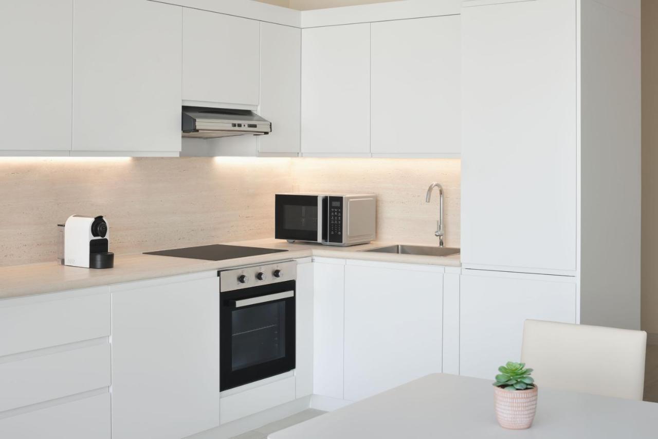 Element By Westin West Bay Doha Hotel Bagian luar foto A modern kitchen