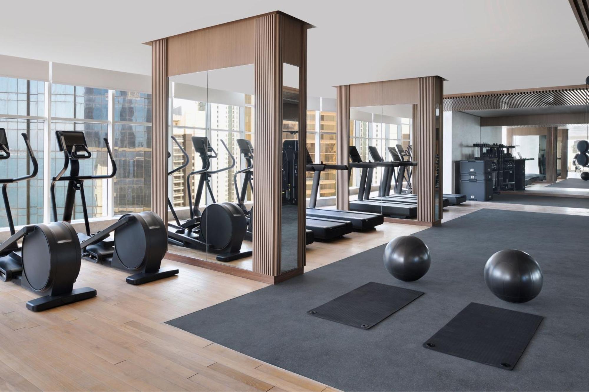 Element By Westin West Bay Doha Hotel Bagian luar foto The gym at The Hari