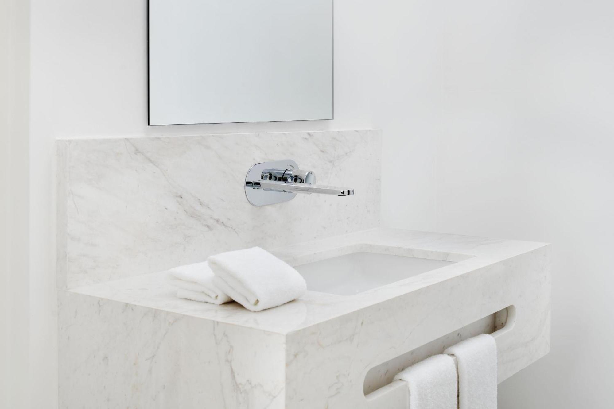 Element By Westin West Bay Doha Hotel Bagian luar foto A wall mounted tap