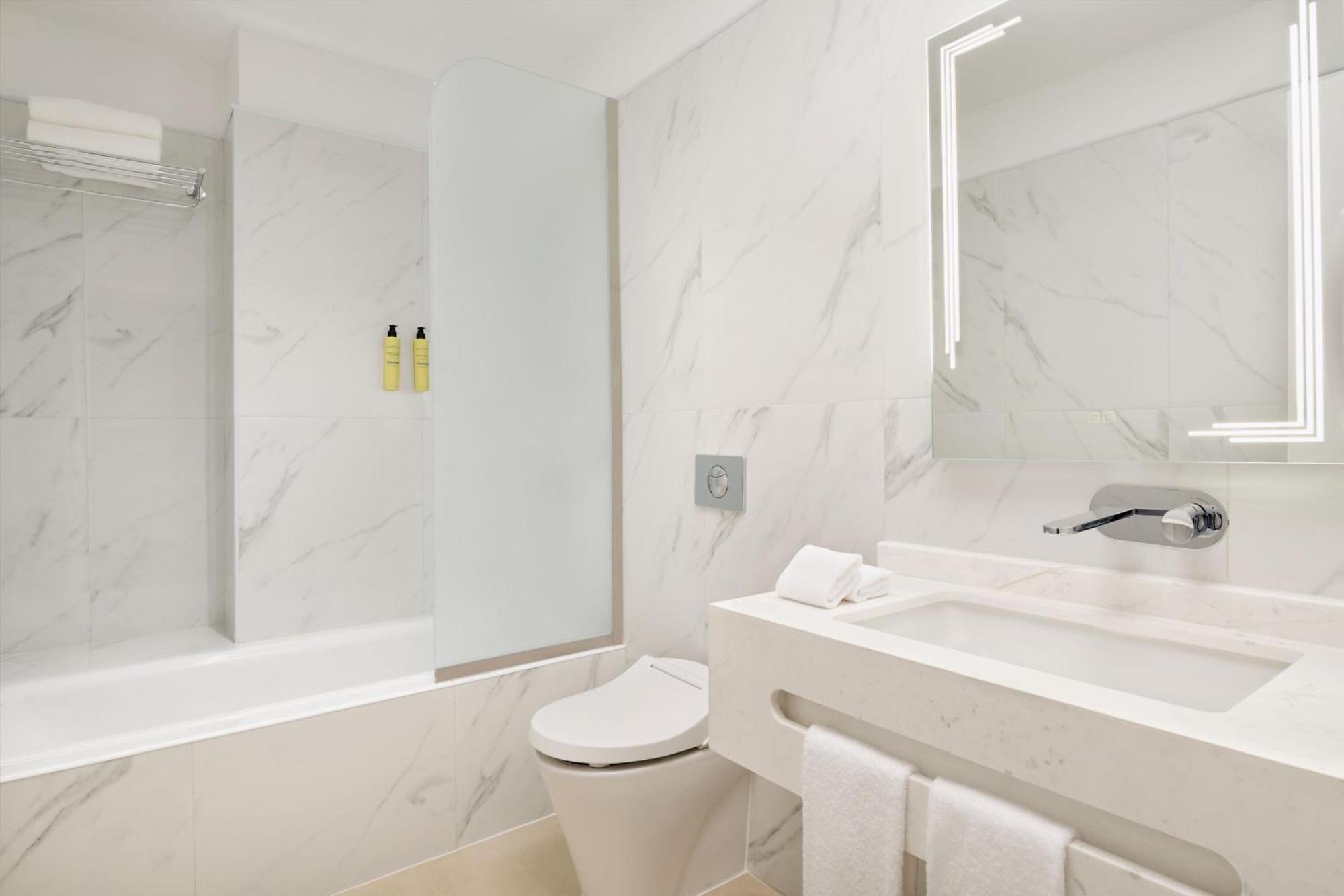 Element By Westin West Bay Doha Hotel Bagian luar foto