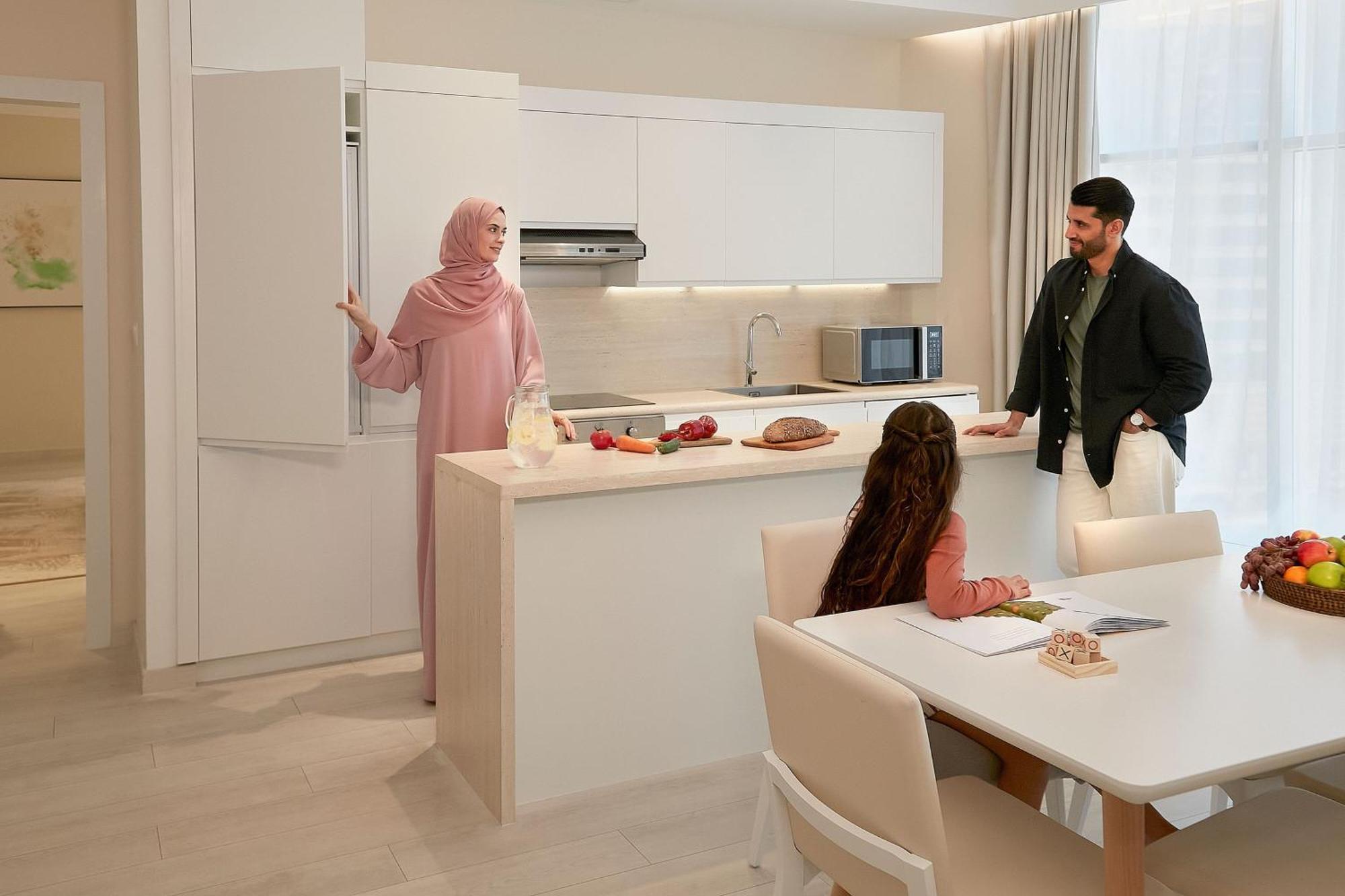 Element By Westin West Bay Doha Hotel Bagian luar foto A family in a kitchen