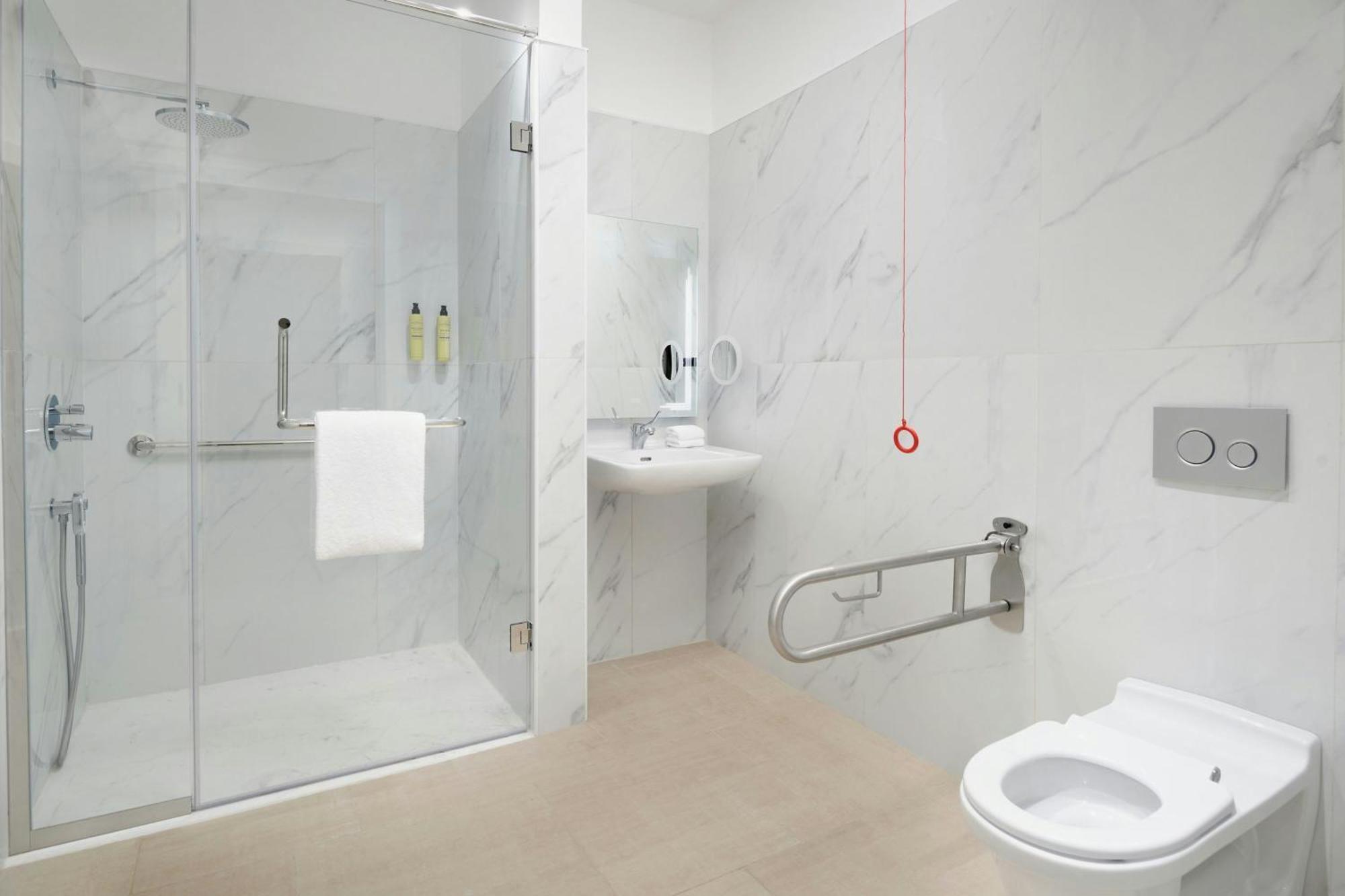 Element By Westin West Bay Doha Hotel Bagian luar foto A wet room